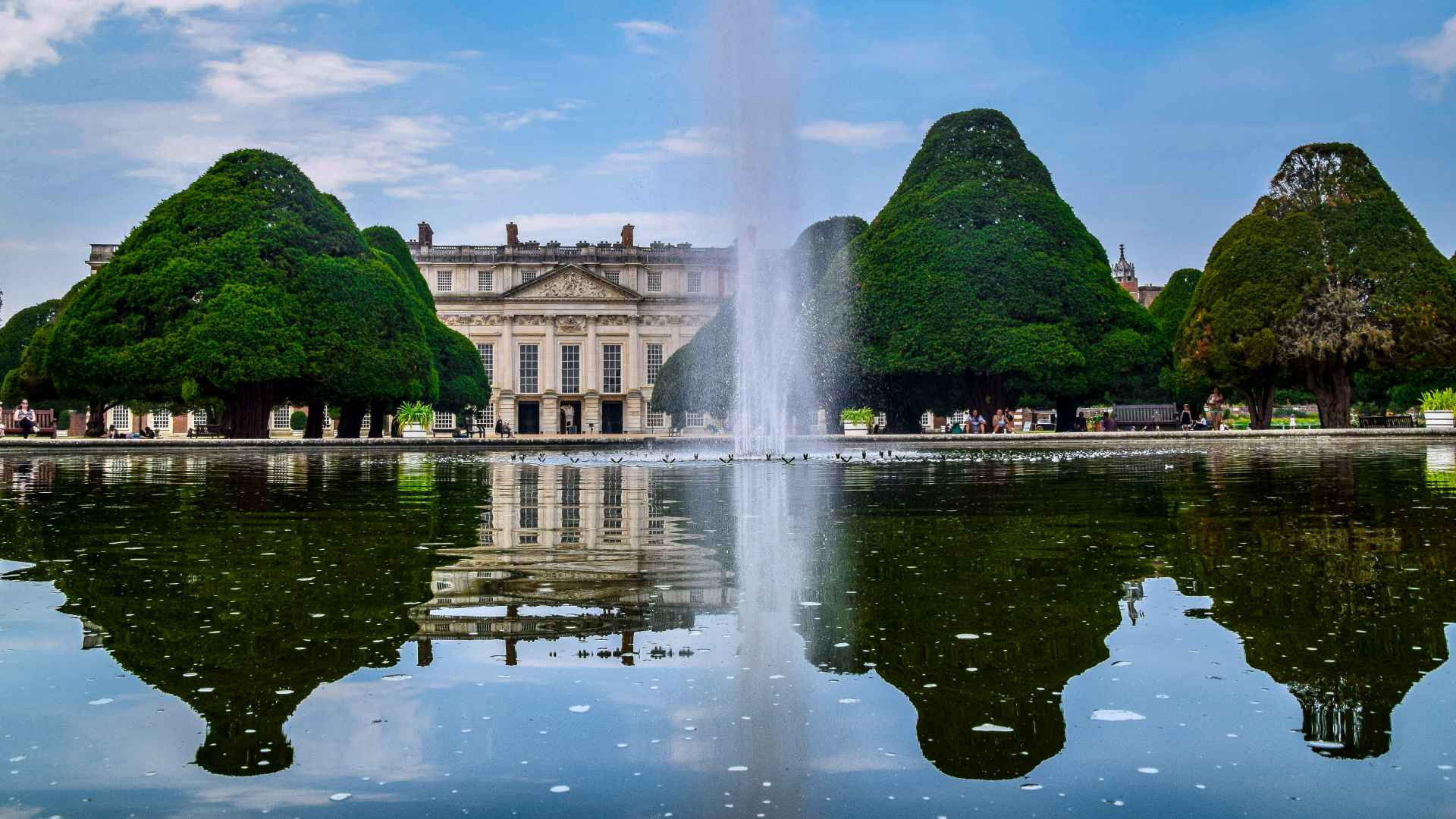 The fountain at Hampton Court Palace