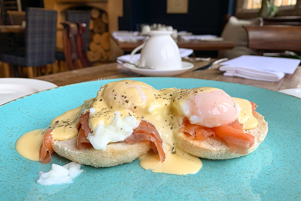 Eggs benedict with smoked salmon