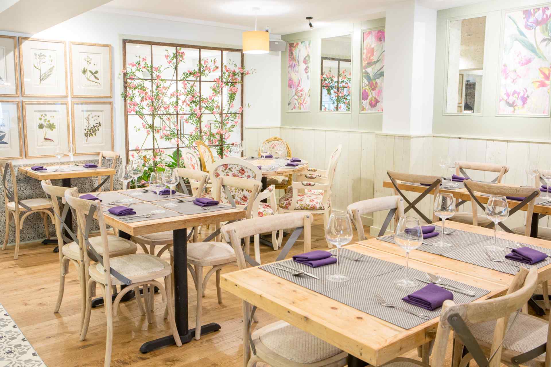 Interior of the Giggling Squid, Windsor.