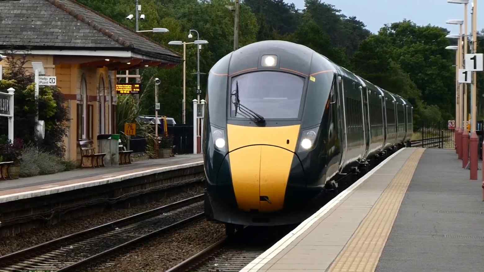 Train arriving into Charlbury station