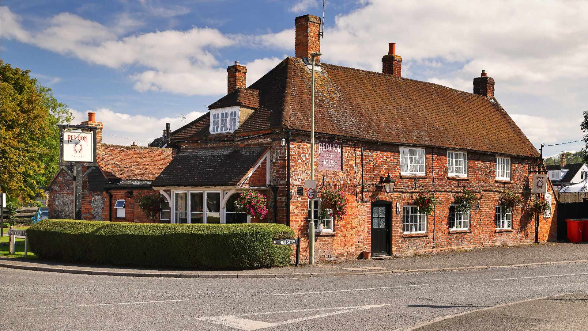 Exterior of the Red Lion, Chinnor. 