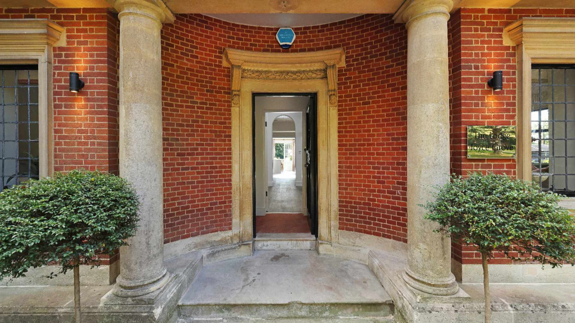 Entrance to the Lodge, Nettlebed. 