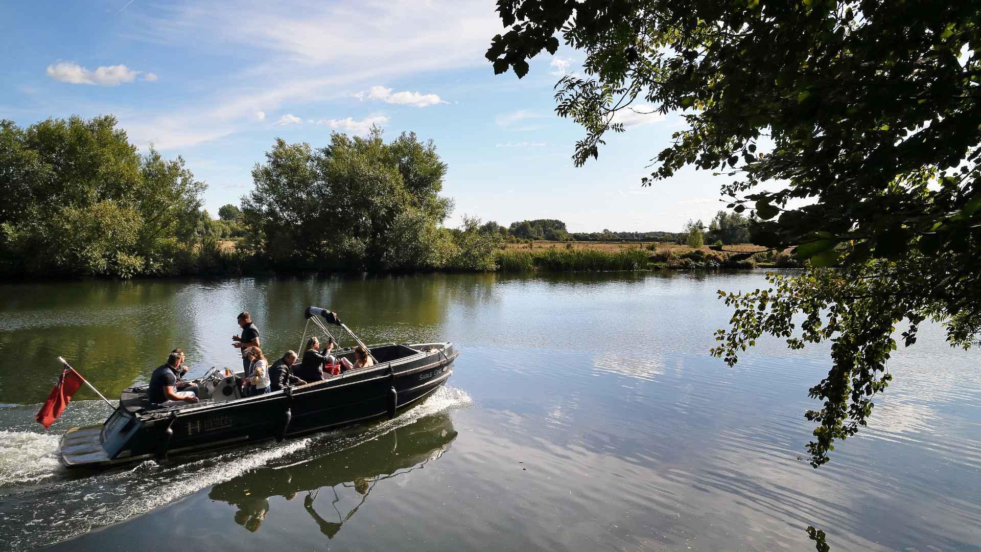 Train arriving into Charlbury station