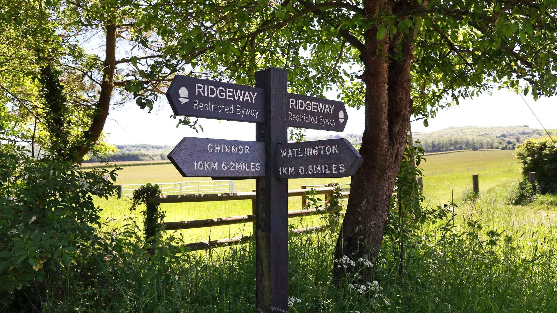 Signposts pointing to Chinnor and Watlington