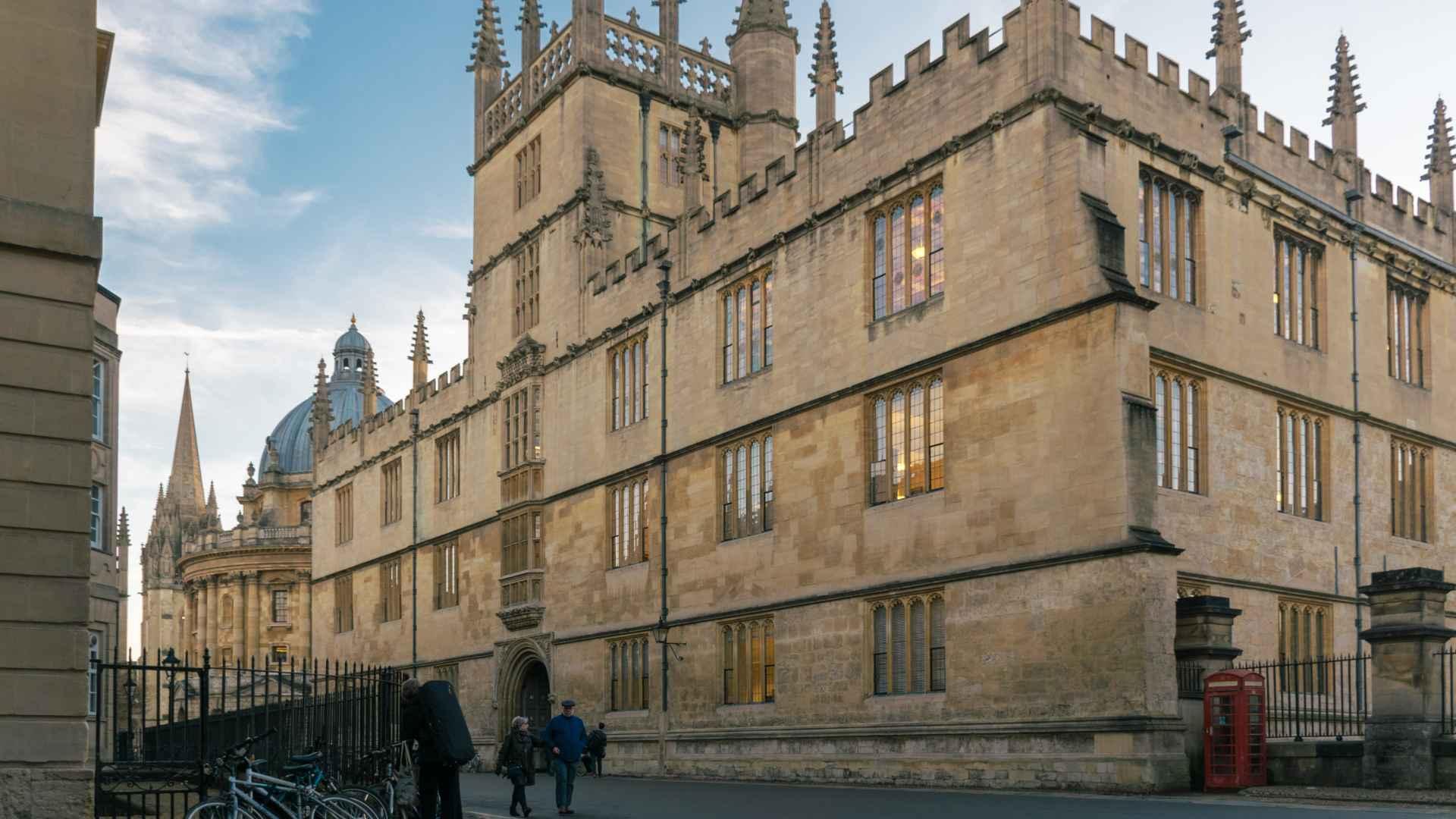Train arriving into Charlbury station
